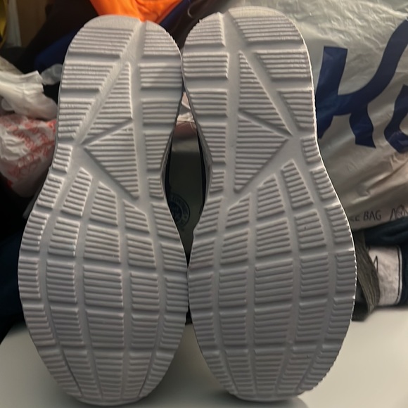 Soft mesh kid’s shoes - Picture 2 of 3